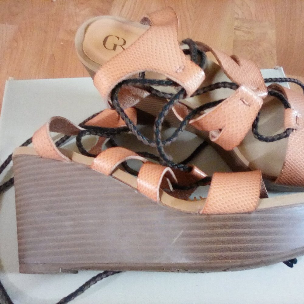Groove tie up wedge sandal size 8.5